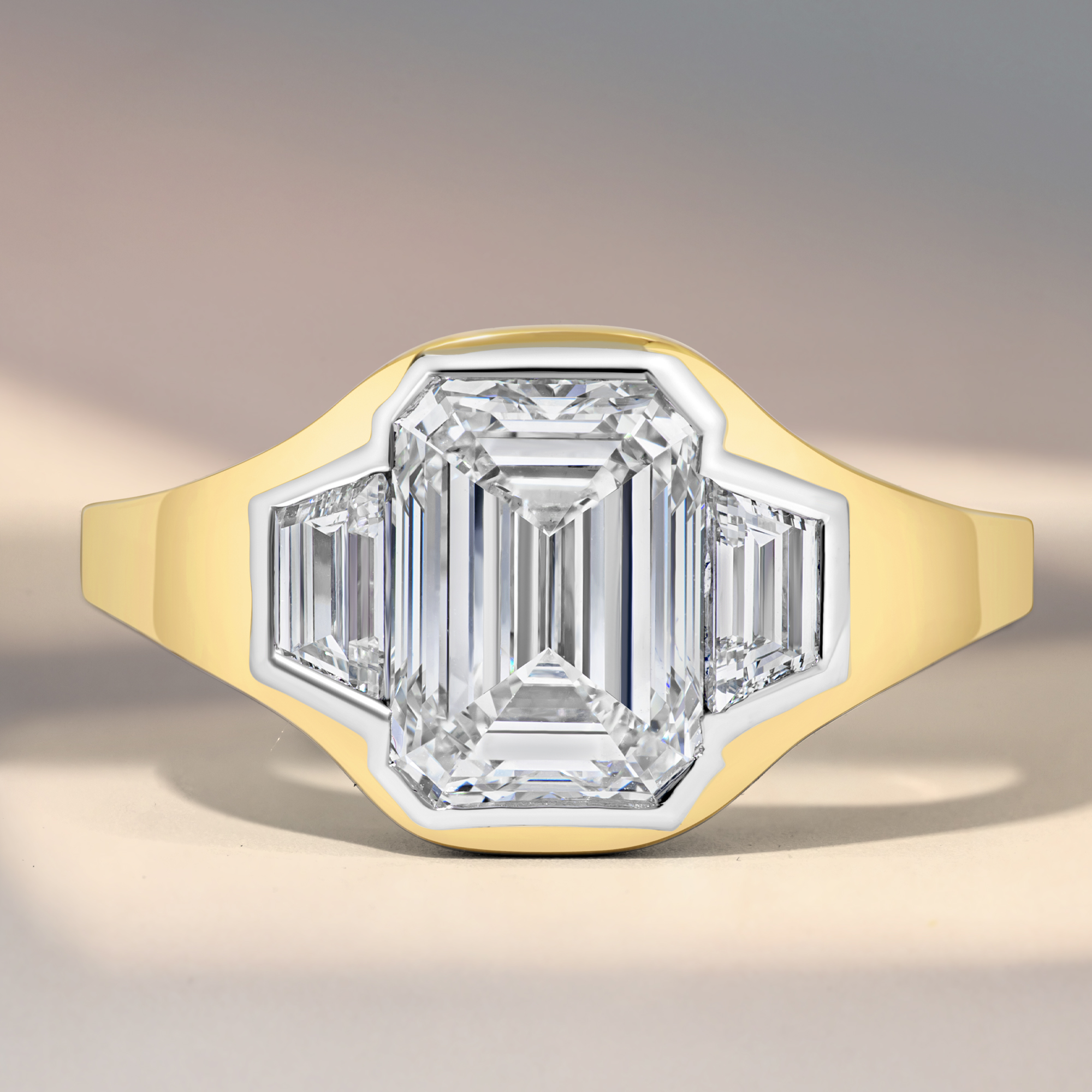 Precision retouching to enhance diamond brilliance, control reflections and achieve a high-end luxury finish.